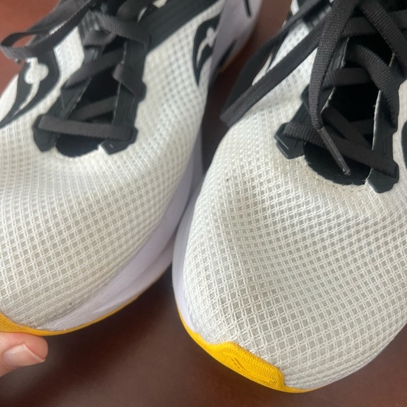 Barely worn women’s size 10 Saucony Axon running shoes - Picture 7 of 10